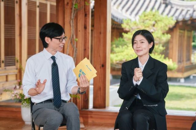 배우 심은경이 솔직 입담과 반전 춤 실력을 뽐내 MC 유재석을 포함해 유퀴즈 온 더 블록 스튜디오 현장을 사로잡았다. 사진은 배우 심은경이 '유퀴즈 온더 블록'에 출연해 배우로 성장하며 우여곡절 얘기를 전하는 모습. /사진=유튜브 tvN '유퀴즈 온 더 블록' 채널 캡처