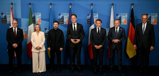 북대서양조약기구(NATO·나토) 회원국들이 방위비를 2035년까지 국내총생산(GDP) 대비 5% 증액에 합의하자 도널드 트럼프 미국 대통령이 화답했다. 사진은 지난 25일(현지시각) 네덜란드 헤이그에서 열린 나토 정상회의에 참석한 (왼쪽부터) 키어 스타머 영국 총리, 조리지아 멜로니 이탈리아 총리, 볼로디미르 젤렌스키 우크라이나 대통령, 마크 뤼터 나토 사무총장, 에마뉘엘 마크롱 프랑스 대통령, 도날드 투스크 폴란드 총리, 프리드리히 메르츠 독일 총리의 모습. /사진=로이터