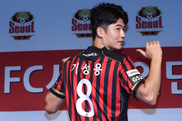 FC서울 기성용이 오랜 시간 활약한 팀을 떠나게 된 비화를 밝혔다. 사진은 2020년 7월22일 서울로 복귀한 기성용의 모습. /사진=뉴스1