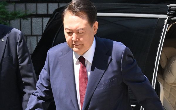 윤석열 전 대통령 측이 특별검사의 출석 요구에 시간 조정과 비공개 출석을 요구했다. 사진은 윤석열 전 대통령이 서울 서초구 서울중앙지방법원에서 열린 내란 우두머리 혐의·직권남용 권리행사 방해 혐의 사건 8차 공판에 출석하는 모습. /사진=뉴시스