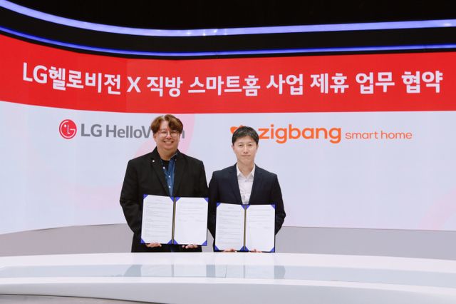 직방은 LG헬로비전의 렌탈 플랫폼 '헬로렌탈'을 통해 올해 출시한 스마트홈 신제품을 선보인다. 사진은 정진우 직방 스마트홈사업부 부사장(오른쪽)과 손기영 LG헬로비전 컨슈머사업단 상무(왼쪽)가 25일 협약 체결 후 기념촬영을 하는 모습. /사진=직방