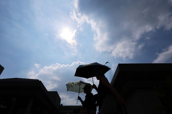 오는 27일은 낮 최고기온이 32도까지 오르는 등 덥겠다. 사진은 전국 대부분 지역에 초여름 무더위를 보인 지난 9일 오후 서울 광화문광장에서 양산을 든 시민이 발걸음을 옮기고 있는 모습. /사진=뉴스1