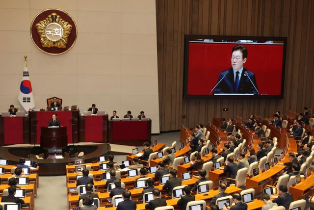 이재명 정부 첫 추가경정예산(추경) 시정연설을 위한 국회 본회의가 26일 개최된다. 사진은 지난 2월10일 이재명 더불어민주당 대표가 서울 여의도 국회에서 열린 본회의에서 교섭단체 대표연설을 하고 있는 모습. /사진=뉴시스