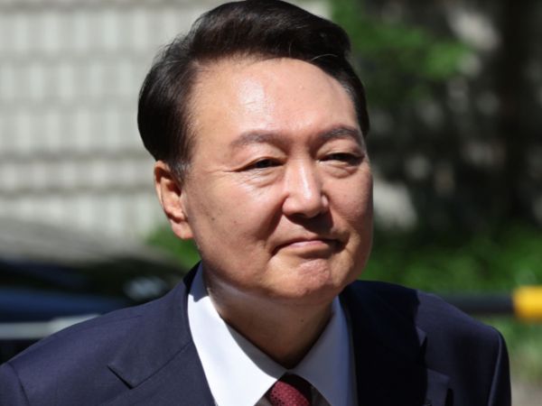 조은석 내란 특별검사팀이 윤석열 전 대통령 측의 출석 시간 변경 요구를 받아들였지만, '사실상 출석 요구를 거부한 것'으로 평가될 수 있다고 지적했다. 사진은 윤석열 전 대통령이 지난 23일 서울 서초구 서울중앙지방법원에서 열린 내란 우두머리 혐의·직권남용 권리행사 방해 혐의 사건 8차 공판에 출석하고 있는 모습. /사진=뉴시스(공동취재단)