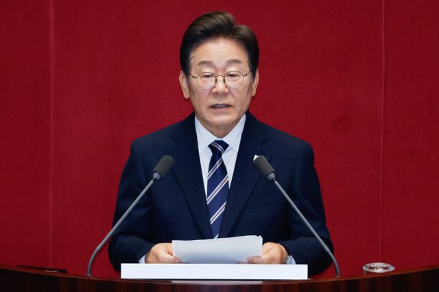 이재명 대통령이 추경안 시정연설에서 "경제 회복과 민생경제 살리는 일이 가장 시급하다"며 여야에 호소했다. 이재명 대통령이 26일 서울 여의도 국회에서 열린 제426회국회(임시회) 제2차 본회의에서 2025년도 제2회 추가경정예산안에 대한 정부의 시정연설을 하고 있다. /사진=뉴스1(국회사진기자단)