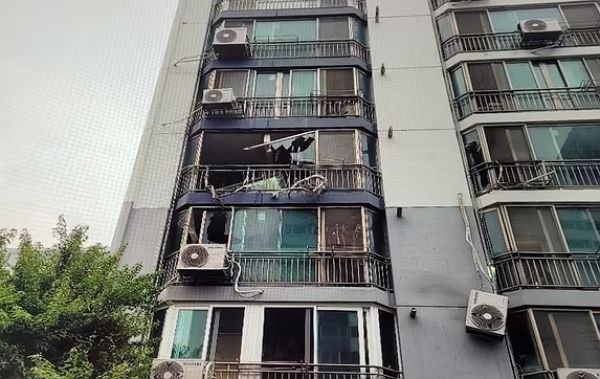 전북 익산 한 아파트에서 에어컨 실외기가 폭발하는 사고가 난 가운데 이 가구에 거주하던 외국인 근로자들이 행방불명 됐다. 사진은 화재가 발생한 전북 익산 아파트 실외기 모습. /사진=뉴스1(전북 소방 제공)