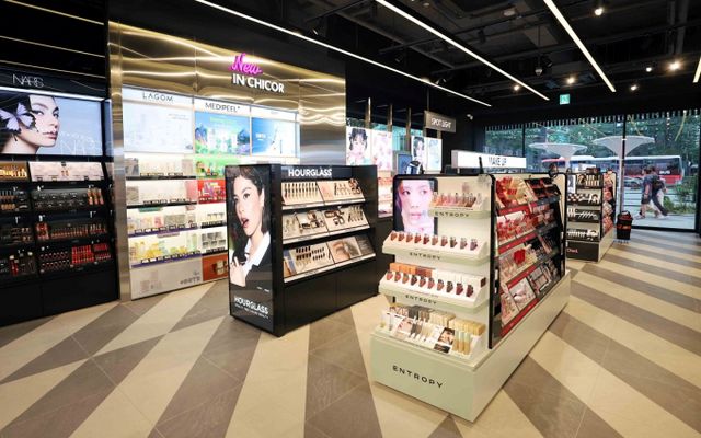 강남 플래그십 매장에는 국내 뷰티 편집숍 중 오직 시코르 강남역점에서만 만나볼 수 있는 글로벌 뷰티브랜드 20개가 입점했다. 배스 앤 바디 웍스, 나스, 아워글래스 등이다. /사진=신세계백화점