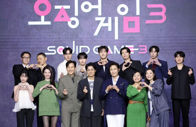 넷플릭스 시리즈 '오징어 게임' 시즌3가 27일 오후 4시 전세계 동시 공개된다. 사진은 지난 9일 서울 용산구 서울드래곤시티에서 열린 넷플릭스 시리즈 '오징어 게임' 시즌3 제작발표회에서 황동혁 감독을 포함한 드라마 주역들이 포즈를 취하고 있는 모습. /사진=뉴스1
