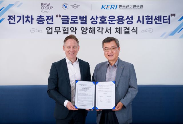 BMW 그룹 코리아가 한국전기연구원과 전기차 충전 시스템 호환성 향상을 위한 업무협약을 맺었다. 사진은 협약식에 나섰던 안드레아스 스툼(왼쪽) BMW 그룹 R&D 센터 코리아 총괄과 김민규 한국전기연구원 시험부원장. /사진=BMW코리아