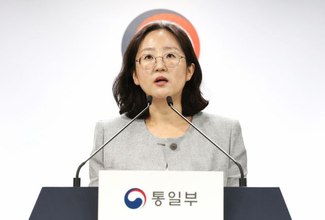 정부가 장마철 홍수 피해를 예방하기 위해 북한이 댐 방류 시 우리측에 인도주의적 차원으로 미리 통보해 줄 것을 요청한다며 언론을 통해 의사를 전달했다. 장윤정 통일부 부대변인이 27일 서울 종로구 정부서울청사에서 열린 정례브리핑에서 장마철 북한이 댐 방류 시 우리 측에 미리 통보해 줄 것을 요청하고 있다. /사진=뉴스1