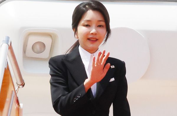 윤석열 전 대통령 부인 김건희씨가 서울아산병원에서 퇴원했다. 사진은 지난해 한-아세안 정상회의 일정을 마친 김건희씨가 라오스 비엔티안 왓타이 국제공항에서 귀국행 공군 1호기에 탑승하는 모습. /사진=뉴시스