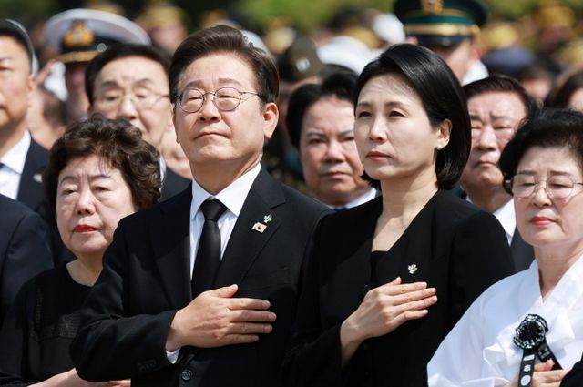 이재명 대통령이 호국 보훈의 달을 맞아 27일 서울 종로구 청와대 영빈관에서 국가유공자들을 초청해 오찬을 함께 한다. 사진은 지난 6일 이재명 대통령과 김혜경 여사가 서울 동작구 국립서울현충원에서 열린 제70회 현충일 추념식에서 국민의례를 하고 있는 모습. /사진=뉴시스