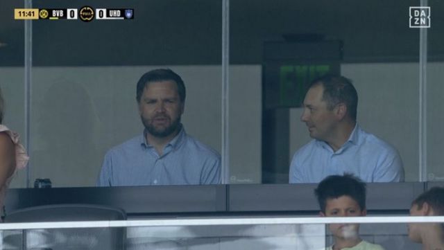 JD 밴스 미국 부통령이 중동 분쟁 상황에서 축구 경기를 관전하는 모습이 포착됐다. 사진은 밴슨 부통령(왼쪽)이 경기 관람 중인 모습. /사진=SNS 갈무리