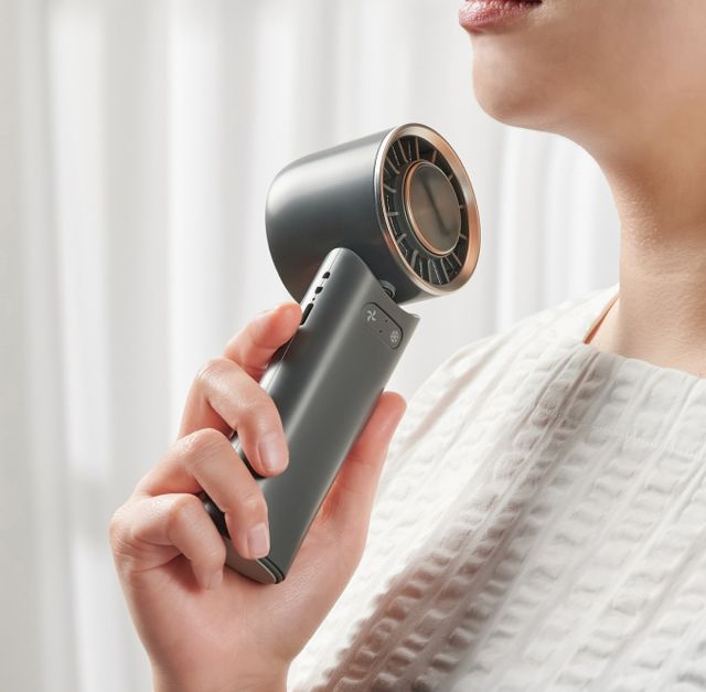 신세계인터내셔날이 운영하는 자주가 지난달 새롭게 선보인 '급속 냉각 핸디 선풍기'의 초도 물량이 출시 3주 만에 완판됐다. 자주는 1차 추가 발주(리오더) 물량까지 모두 소진돼 현재 2차 예약 판매에 돌입했다. /사진=신세계인터내셔날