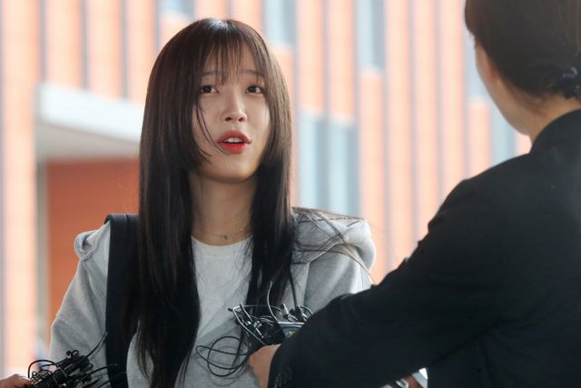 유튜버 쯔양(박정원)이 인격권 침해로 소송을 제기한 유튜버 구제역(본명 이준희)의 변호인 출연 영상 일부에 대해 법원이 일부 삭제와 게시 금지를 명령했다. 사진은 쯔양이 지난달 8일 김세의 가로세로연구소(가세연) 대표 고소 관련 고소인 조사를 받기 위해 서울 강남구 강남경찰서로 출석한 모습. /사진=뉴시스