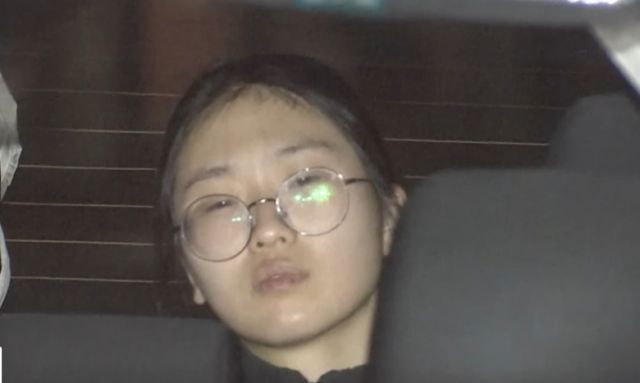 일본 도쿄 지방법원이 대학교에서 망치로 8명을 다치게 한 한국인 여성 유모씨(23)에게 집행유예를 선고했다. 사진은 현지 경찰이 유씨를 이송 중인 모습. /사진=TBS 유튜브 화면 캡처