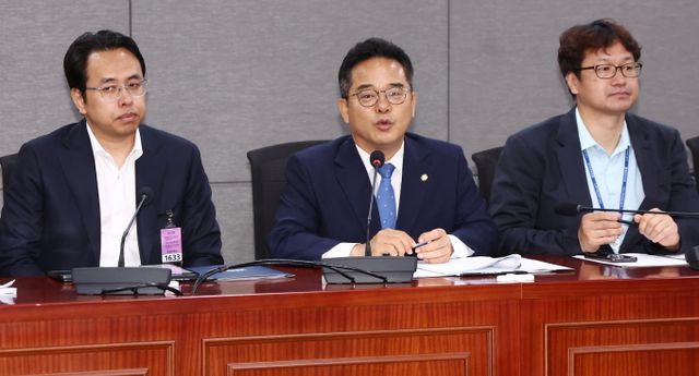 사진은 지난 19일 서울 여의도 국회에서 배달앱(배달의민족) 사회적대화기구 중간합의문 발표 브리핑에서 발언하는 민병덕 더불어민주당 의원. /사진=뉴스1