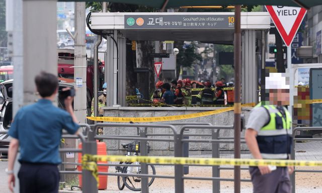 서울 지하철 2·3호선 교대역 외부에서 발생한 도시가스 유출 사고로 인근 1900여세대 가스 공급이 끊겼다. 사진은 27일 서울 서초구 지하철 2호선 교대역에서 작업 중이던 굴착기가 도시가스 배관을 건드려 가스가 유출돼 교통통제되는 모습. /사진=뉴스1