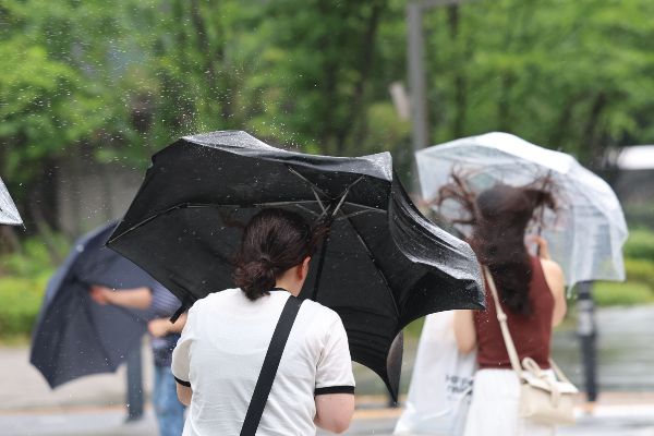 28일은 전국이 대체로 흐리겠다. 사진은 본격적인 장마가 시작된 지난 20일 서울 여의도역 인근에서 시민들이 우산을 쓰고 이동하고 있는 모습. /사진=뉴시스