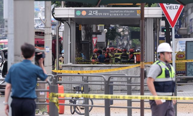 서울 지하철 교대역 내 가스 유입으로 인해 열차가 무정차 통과되던 상황이 종료됐다. 사진은 이날 서울 서초구 지하철 2호선 교대역에서 작업 중이던 굴착기가 도시가스 배관을 건드려 가스가 유출돼 일대가 교통통제된 모습. /사진=뉴스1