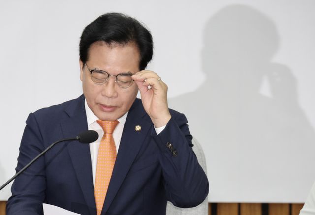 송언석 국민의힘 원내대표가 27일 서울 여의도 국회에서 열린 당 원내대책회의에서 김민석 국무총리 후보자에게 자진 사퇴를 촉구했다. 송언석 국민의힘 원내대표가 27일 오전 서울 여의도 국회에서 열린 원내대책회의에서 안경을 만지고 있다. /사진=뉴시스