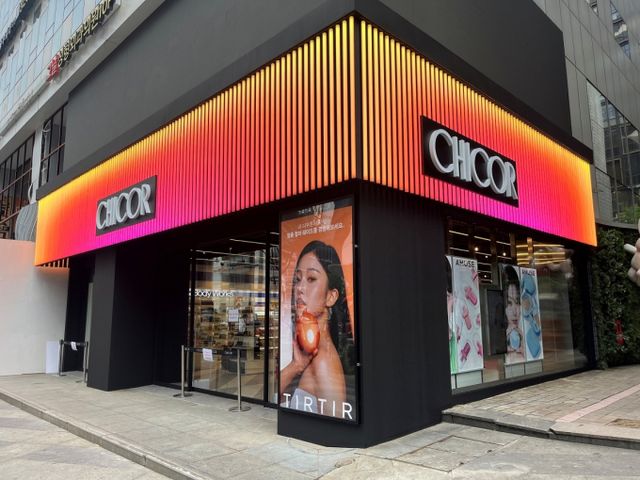 신세계가 뷰티 편집숍 시코르의 플래그십 매장인 강남역점을 27일 오픈했다. K뷰티 비중을 기존 40%에서 55%까지 늘리고 국내 최초로 맞춤 상품을 제작해주는 초개인화 서비스를 선보인다./사진=신세계백화점