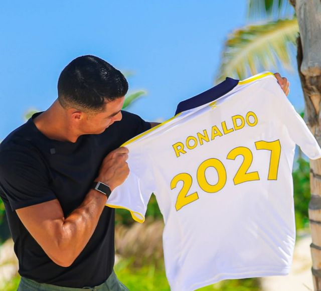 크리스티아누 호날두가 알 나스르와 동행을 선택했다. 사진은 지난 26일(한국시각) 알 나스르와 재계약을 마친 호날두의 모습. /사진=알 나스르 인스타그램 캡처