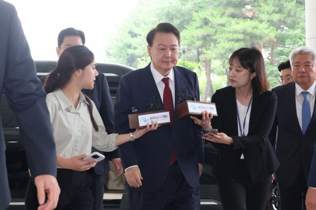 사진은 28일 오전 서울 서초구 서울고검 청사에 내란 특검 피의자 신분으로 출석하는 윤석열 전 대통령. /사진=뉴스1