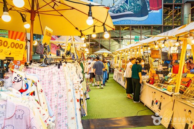 안녕인사동 1층에서 상시로 열리는 플리마켓. /사진=한국관광공사