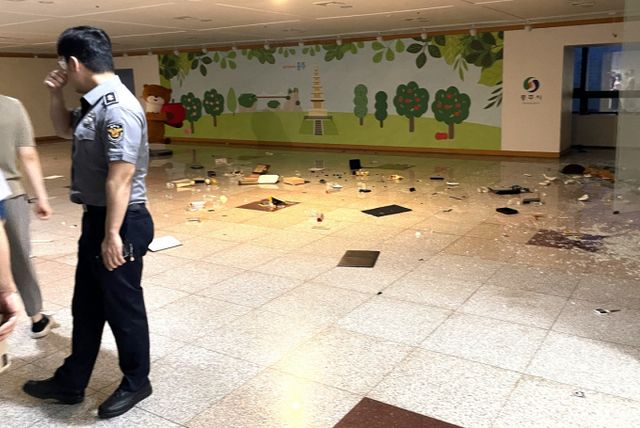 충북 충주시는 지난 26일 시장실 부속실에 들어가 집기 등을 파손한 혐의로 경찰에 긴급체포됐던 6급 공무원 A씨(50·여)를 직위해제했다고 28일 밝혔다. 26일 A씨가 파손한 충주시장실 현장.(독자제공) /사진=뉴시스