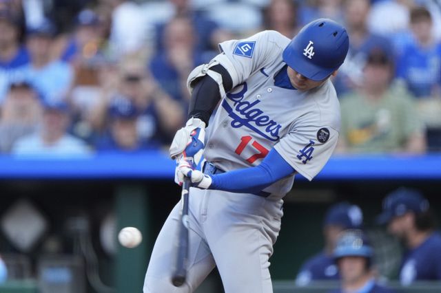 LA 다저스의 오타니 쇼헤이가 27일(현지 시각) 미 미주리주 캔자스시티 코프먼 스타디움에서 열 캔자스시티 로열스와의 경기 1회 초 선두 타자로 나와 1점 홈런(29호)을 쏘아올렸다. 이날 팀은 5-4로 승리했다. /사진=뉴시스