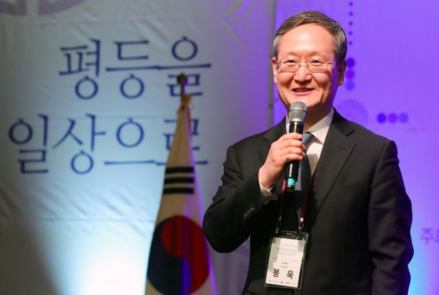 정부가 차기 민정수석으로 문재인 정부에서 대검찰청 차장검사를 지낸 봉욱 김앤장 법률사무소 변호사를 검토하고 있는 것으로 알려졌다. /사진=뉴시스