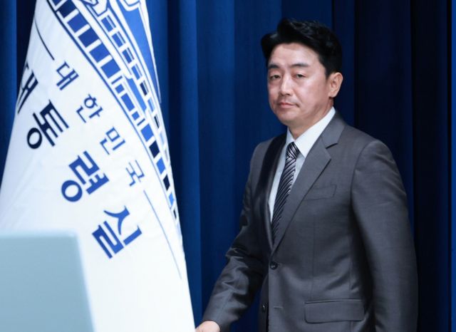 이재명 대통령이 29일 6개 부처 장관 인사를 단행했다. 사진은 강훈식 비서실장이 이날 서울 용산 대통령실 청사에서 인사 관련 브리핑을 하기 위해 입장하는 모습. /사진=뉴시스