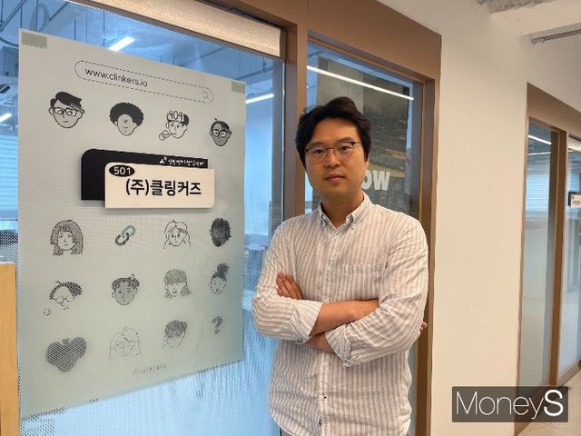 서성권 클링커즈 대표는 300만 외국인 근로자 시대에 맞춰 언어 장벽을 무너뜨리는 생활·금융 플랫폼 'glow'를 출시했다. 사진은 지난 26일 서울 관악구 클링커즈 사무실에서 포즈를 취하는 서 대표. /사진=유찬우 기자