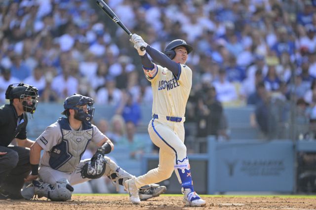 (로이터=뉴스1) = LA다저스 김혜성이 지난 1일(한국시간) 미국 캘리포니아주 로스앤젤레스의 다저 스타디움에서 열린 2025 메이저리그 뉴욕 양키스와의 홈 경기 2회말 2점 홈런을 날리고 있다./사진=뉴스1