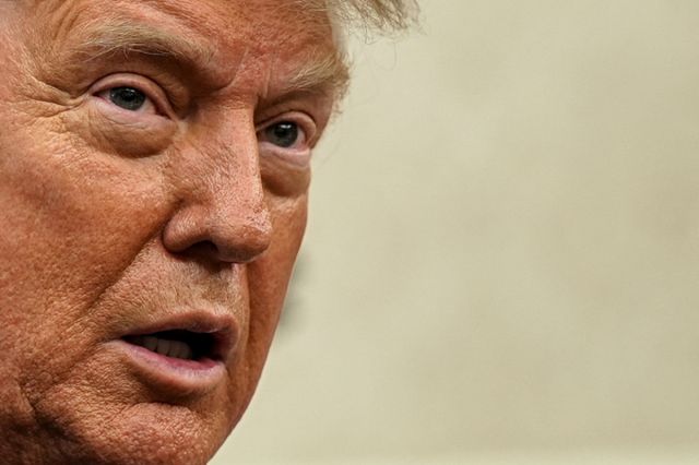 도널드 트럼프 미국 대통령이 베냐민 네타냐후 이스라엘 총리에 대해 신뢰를 드러냈다. 사진은 도널드 트럼프 미국 대통령이 지난 27일 워싱턴 D.C. 백악관 집무실에서 연설하는 모습. /사진=로이터