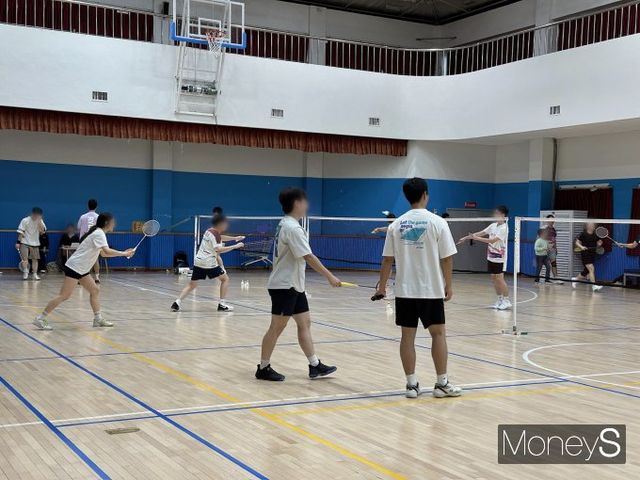 Z세대는 배드민턴을 운동 넘어 SNS 콘텐츠와 관계의 놀이로 즐긴다. 사진은 실내에서 배드민턴을 치는 사람들. /사진=남동주 기자