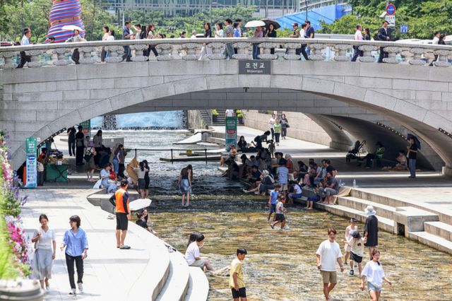 서울 청계천에서 길거리 공연이 가능한 공간이 줄어든다. 사진은 지난 19일 서울 중구 청계천에서 시민들과 외국인 관광객들이 모전교 그늘 아래에서 더위를 식히는 모습. /사진=뉴스1