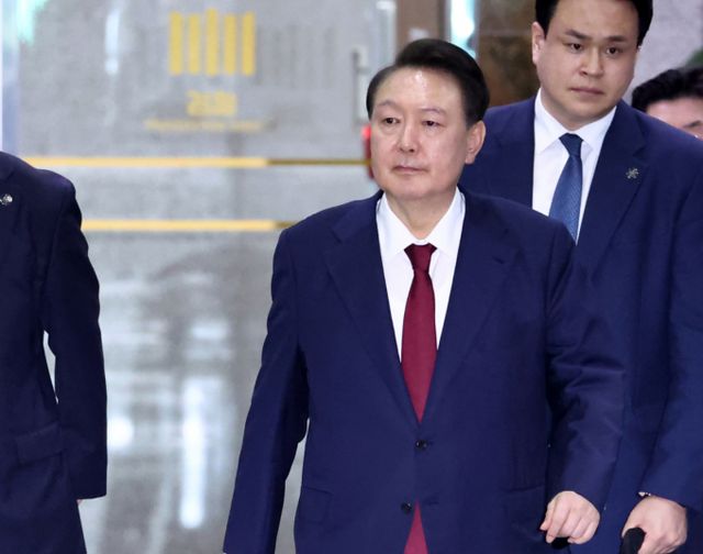 윤석열 전 대통령이 2차 소환 조사를 다음달 3일 이후로 변경해달라고 요청했다. 사진은 윤 전 대통령이 29일 새벽 서울 서초구 서울고등검찰청 청사에 마련된 내란특검 사무실에서 피의자 신분으로 조사를 마친 뒤 귀가하는 모습. /사진=뉴스