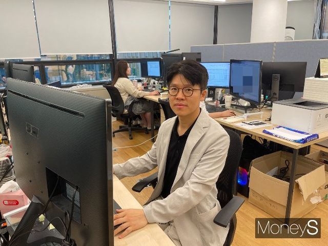 사진은 사무실에 앉아 업무를 보고 있는 정 대표. /사진=유찬우 기자