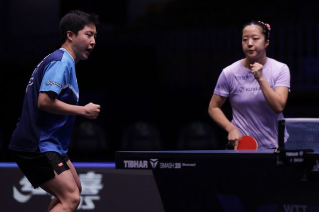 [류블랴나=신화/뉴시스] 임종훈(왼쪽)과 신유빈이 지난 22일(현지시간) 슬로베니아 류블랴나에서 열린 2025 월드테이블테니스(WTT) 스타 컨텐더 류블랴나 2025 혼합복식 결승전에서 우고 칼데라노-브루노 다카하시 조(21위·브라질)와 경기하고 있다. /사진=뉴시스