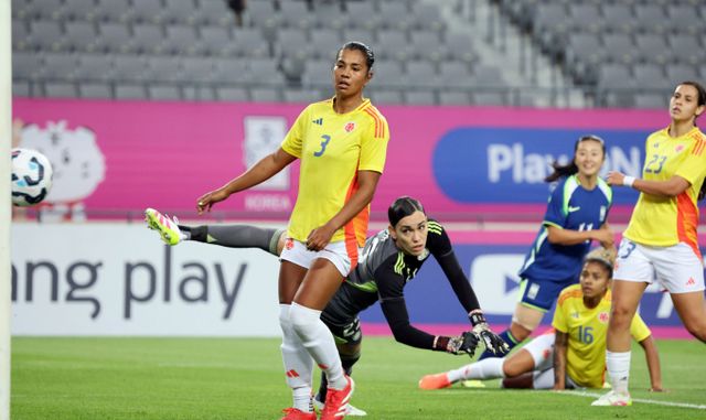 최유리가 지난 2일 용인미르종합운동장에서 열린 국가대표평가전 대한민국과 콜롬비아의 경기에서 골대를 맞추는 슈팅을 시도하고 있다./사진=스타뉴스