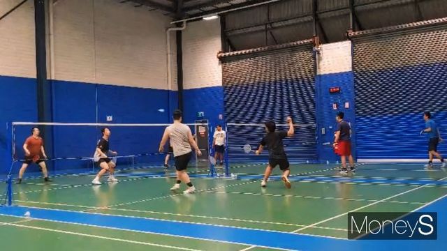 Z세대는 장마에도 실내 액티비티로 자신만의 일상 즐긴다. 사진은 실내에서 배드민턴을 치는 사람들. /사진=남동주 기자