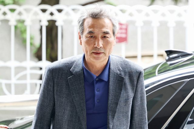 민중기 특별검사팀에 대한 김건희 여사 관련 사건 이첩 절차가 29일 마무리됐다. 사진은 윤석열 전 대통령의 부인 김건희 여사 의혹 관련 사건을 맡은 민중기 특별검사가 이날 오전 서울 서초구 사무실로 출근하는 모습. /사진=뉴스1