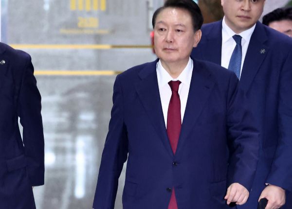 조은석 특별검사팀이 윤석열 전 대통려 측 소환조사 연기 요청에 일정을 재통지했다. 사진은 윤석열 전 대통령이 내란특검 사무실에서 피의자 신분으로 조사를 마친 뒤 귀가하는 모습. /사진=뉴스1