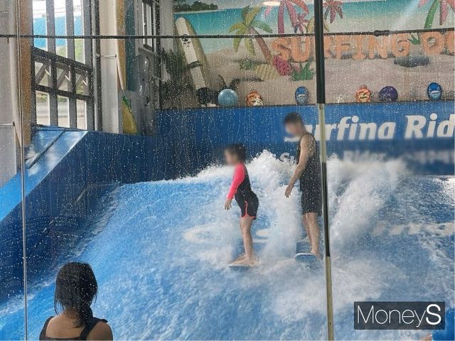 실내 서핑으로 장마에도 바캉스 감성과 콘텐츠를 동시에 즐긴다. 사진은 실내서핑을 즐기는 모습. /사진=남동주 기자