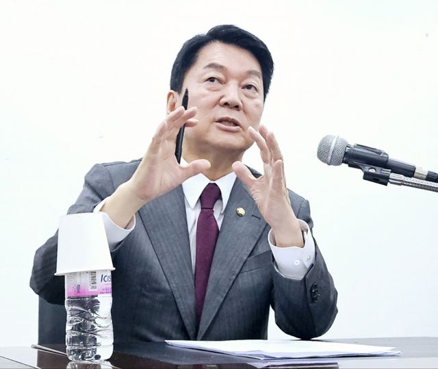 안철수 국민의힘 의원이 29일 독립적인 외부 전문가가 주도하는 대선 백서를 추진해야 한다고 제안했다. 사진은 안 의원(경기 성남시 분당구갑)이 지난 18일 대구 수성구 범어동 국민의힘 대구시당에서 간담회를 열고 취재진 질문에 답하는 모습. /사진=뉴스1