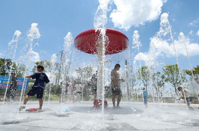 오는 30일은 대체로 흐리지만, 낮 기온이 최고 35도까지 오르겠다. 사진은 전북 전 지역에 폭염특보가 발효된 29일 전북 전주시 송천동 한 공원을 찾은 시민들이 바닥분수에서 물놀이를 하며 더위를 식히는 모습. /사진=뉴스1