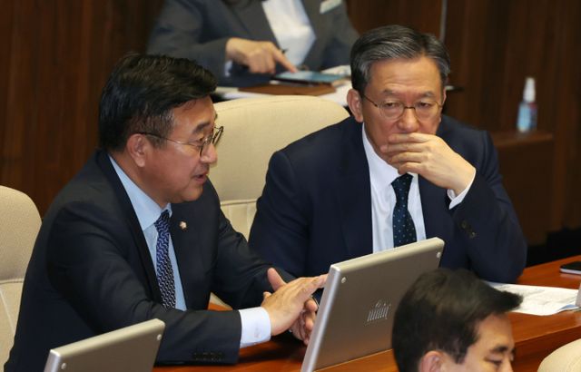 대통령실이 이르면 29일 부처 장관 후속 인선을 발표할 예정이다. 사진은 지난 4월14일 오후 서울 여의도 국회에서 열린 제424회 국회(임시회) 제2차 본회의 정치·외교·통일·안보 분야 대정부질문에서 당시 이재명 전 더불어민주당 대표의 대선 경선캠프의 선거대책위원장을 맡은 윤호중 의원과 정성호 의원이 대화를 나누는 모습. /사진=뉴시스