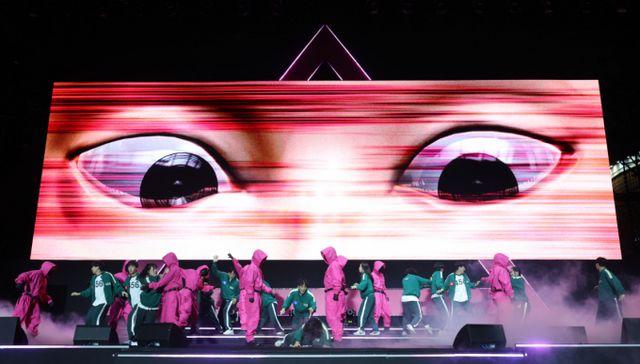 오징어게임 시즌3 다음 날인 지난 28일 서울 중구 서울광장에서 '오징어 게임' 퍼레이드가 열렸다. 사진은 지난 28일 서울 중구 서울광장에서 열린 오징어게임3 팬 이벤트 행사에서 무대 퍼포먼스가 펼쳐지고 있다. /사진=뉴시스